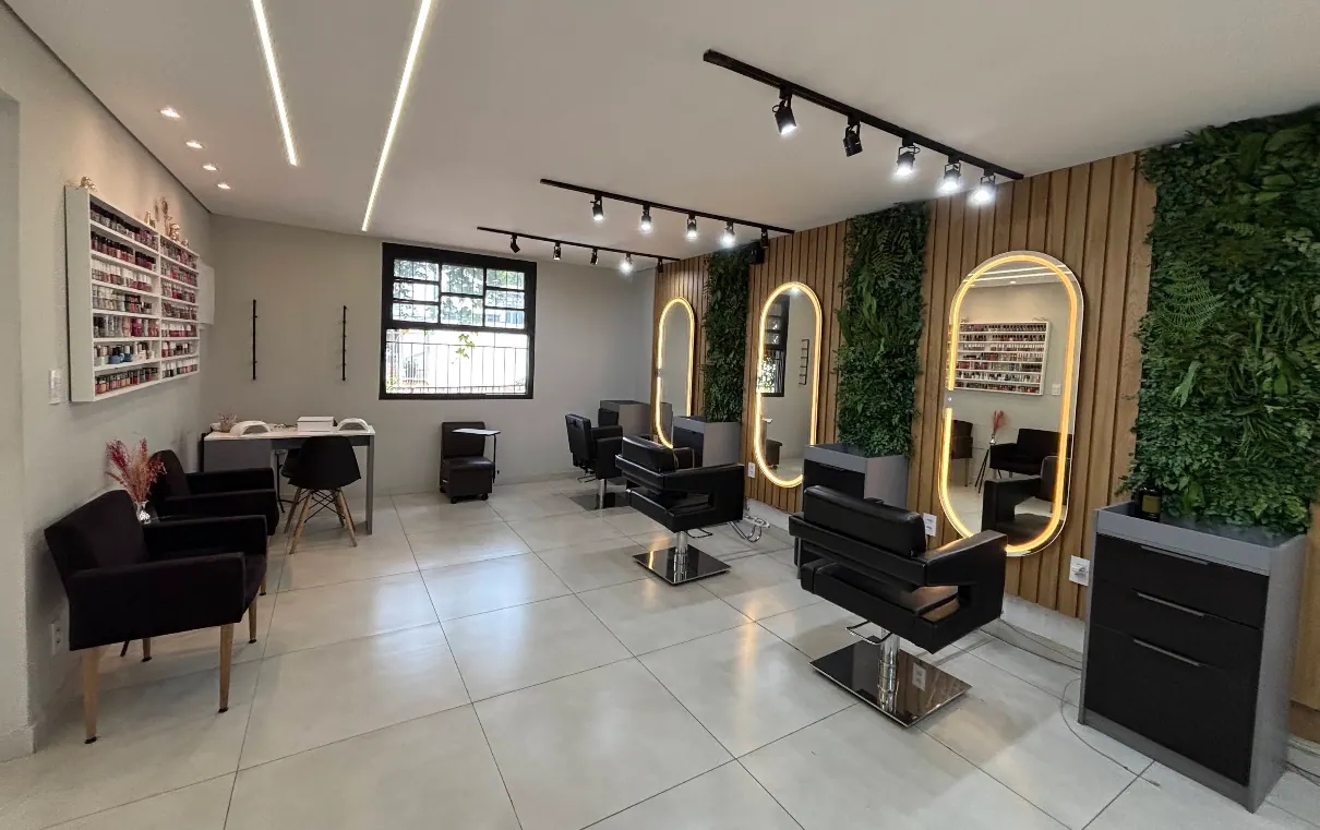 Espaço Nails e estações com espelhos ovais